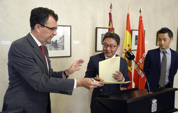 José Ballesta e Hironobu Kurosaki firman el acuerdo de colaboración