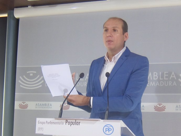 Hernández Carrón muestra el informe del ministerio de Hacienda