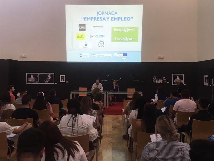 Más de medio centenar de jóvenes participan en las jornadas. 