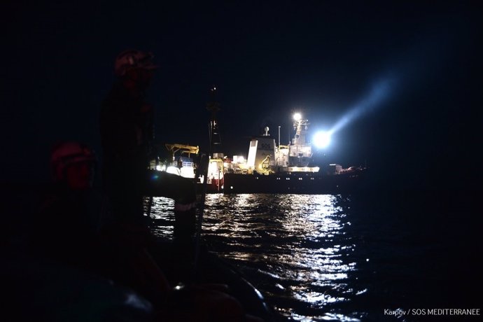 Rescate nocturno a migrantes por el Aquarius