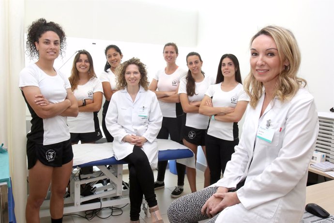 Equipo femenino de rugby, en el Hospital Quirón Salud.