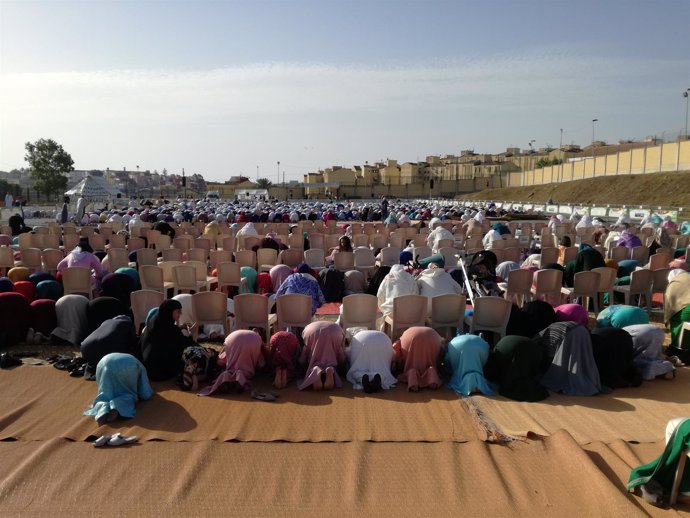 Musulmanes rezan en Ceuta por la Pascua Grande