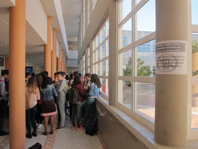Alumnos extremeños antes de repetir los exámene de la EBAU                      