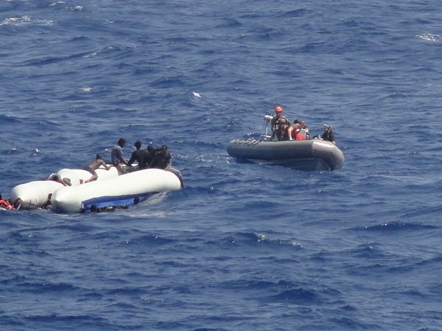 Rescate de migrantes tras un naufragio por un buque de la Marina estadounidense