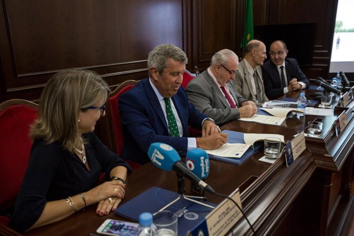 Mendoza y Collado firman el acuerdo en el Campus de Los Jerónimos