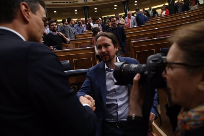 Pedro Sánchez saluda a Pablo Iglesias després de ser triat president del Govern