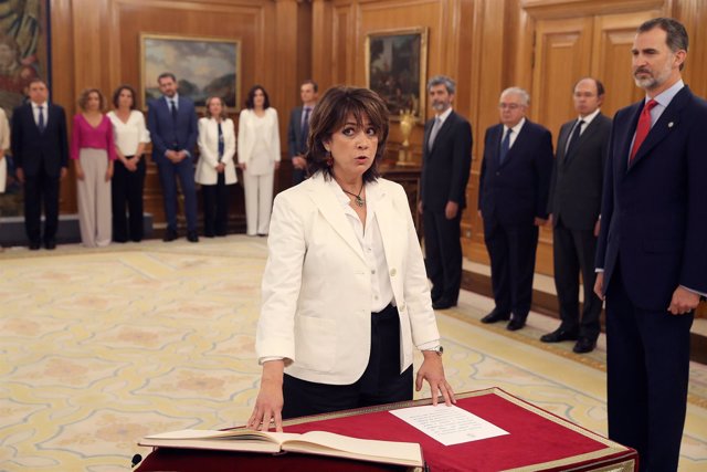 La nueva ministra de Justicia, Dolores Delgado, promete su cargo ante el Rey