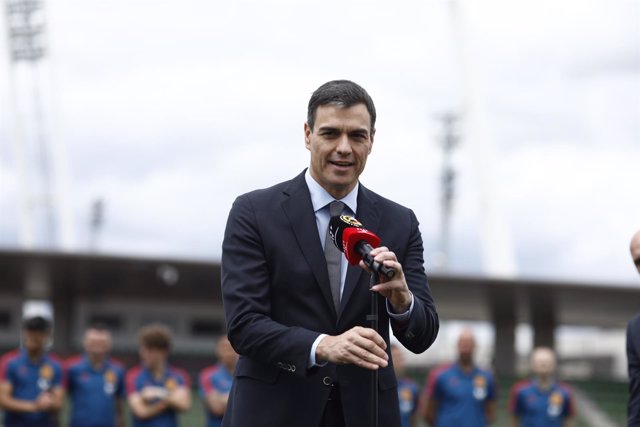 Pedro Sánchez visita a los jugadores de la selección de fútbol