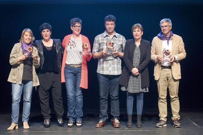 Barkos y Solana con los ganadores de los Premios Skolae