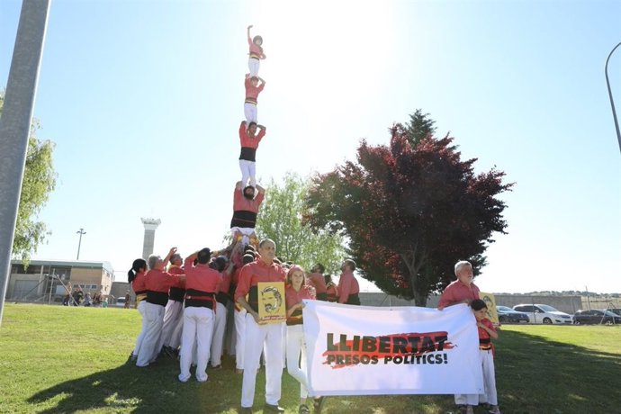 Castellers reclamen davant de presons madrilenyes la llibertat dels presos 
