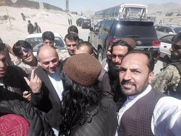 El ministro del Interior de Afganistán, Wais Ahmad Barmak, saluda a milicianos