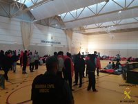 La Guardia Civil atendió a 461 inmigrantes este viernes en Tarifa (Cádiz), que habilitó su Palacio de Deportes