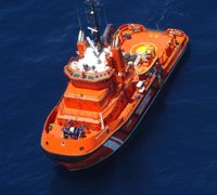 Trasladan al puerto de Almería a 53 migrantes de una patera localizada en el mar de Alborán