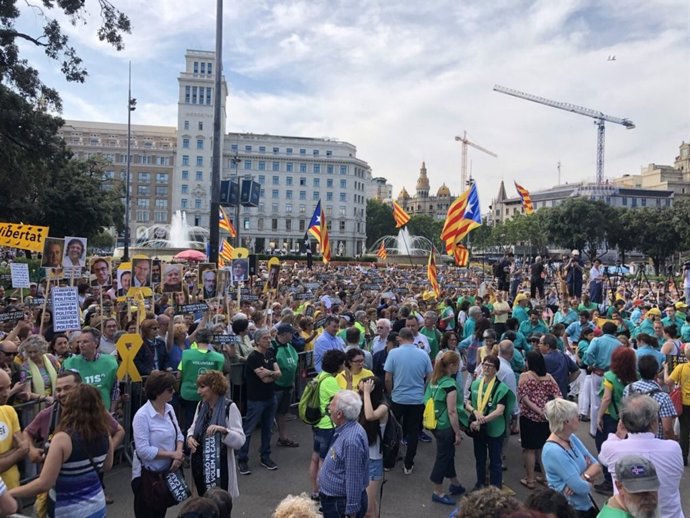 Concentració a Barcelona pels 8 mesos de presó de Sànchez i Cuixart