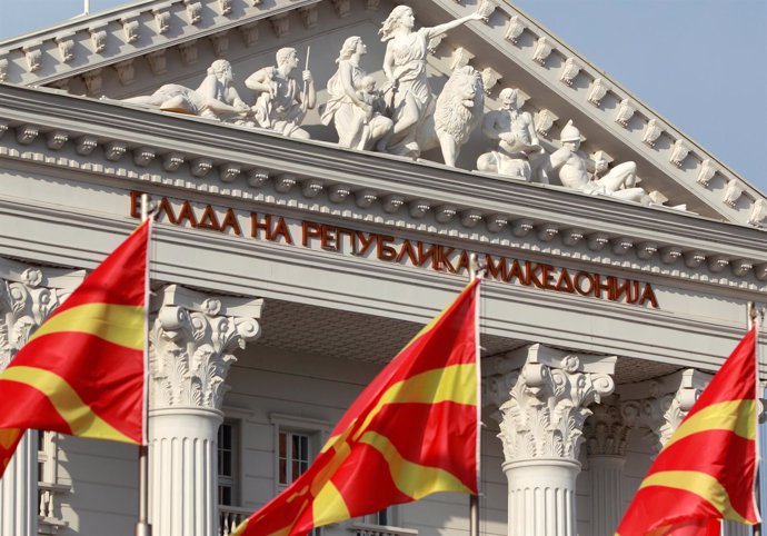 Banderas de Macedonia frente a la sede del Gobierno en Skopje