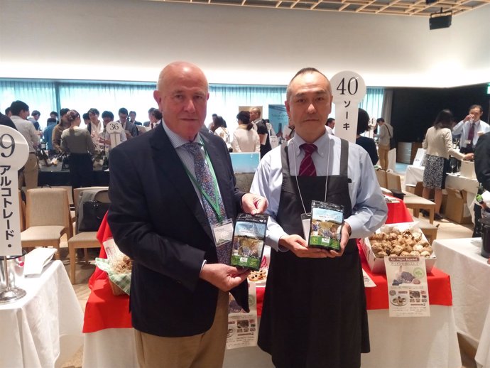 Manuel Vaquero y un responsable de  Sooki con el ajo negro que venden en Japón