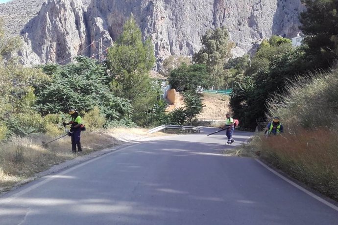 Trabajadores operarios cunetas desbroce maleza carreteras Diputación Oblaré