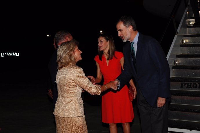 Don Felipe y Doña Letizia reciben el saludo del Gobernador del Estado de Luisian