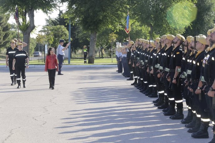 La ministra de Defensa, Margarita Robles, pasando revista a las tropas