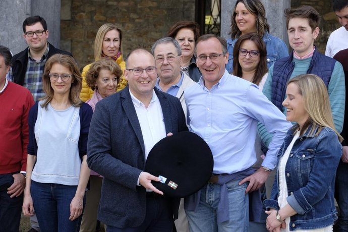 Miguel Tellado junto al presidente del PP vasco, Alfonso Alonso