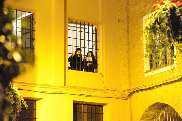 Imagen de las monjas desde una ventana del convento.