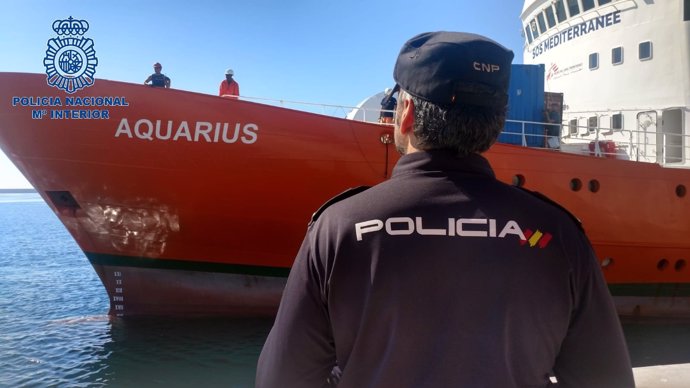 El Aquarius en el Puerto de València