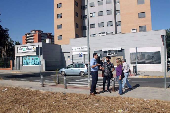 El edil de Participa Sevilla, Julián Moreno, con vecinos