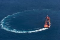 Trasladan al puerto de Motril (Granada) a 56 hombres rescatados de una patera