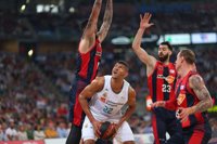 El Real Madrid atisba el título en el Buesa Arena