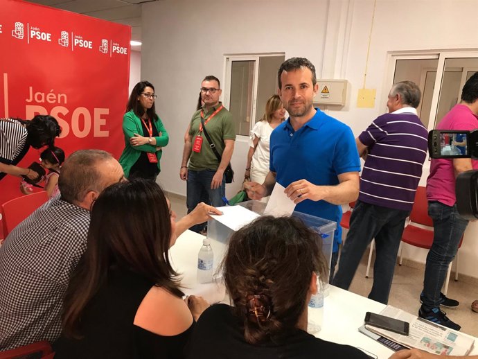 Julio Millán vota en las primarias para ser candidato a la Alcaldía de Jaén