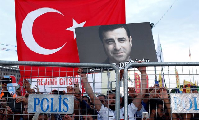 Acto en apoyo a Selahattin Demirtas en Estambul