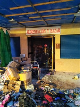 Bomberos del Consorcio y del Ayuntamiento de Cartagena extinguen un incendio 