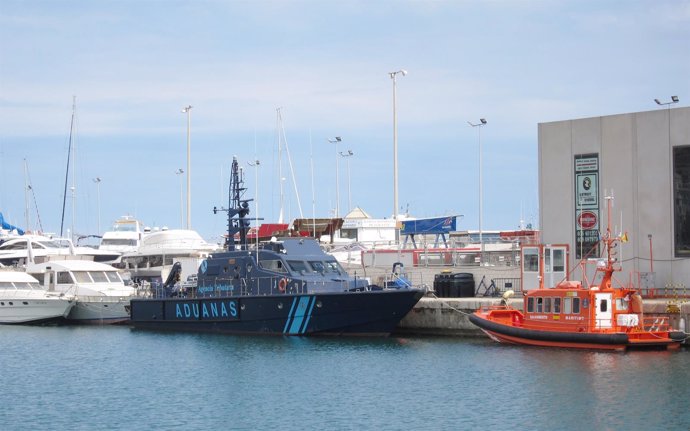 Embarcación De Aduanas Atracada En El Puerto De Alicante