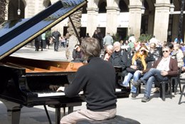 Exhibició de piano al carrer 