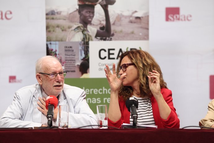 Carlos Berzosa i Estrella Galán en la presentació d'un informe