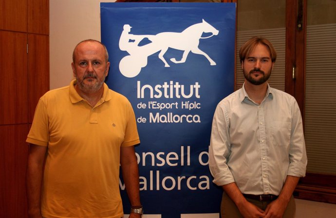 Miquel Ensenyat con el presidente del IEHM, Jaume Albert Ramis 
