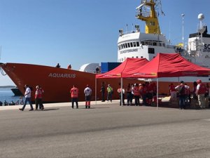 El Aquarius, recibido con una ovación en el Puerto de València El Aquarius, recibido con una ovación en el Puerto de València