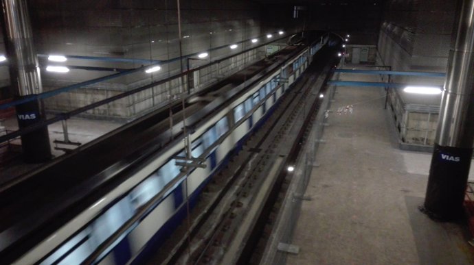 Tren en la nueva estación en construcción de Metro en Arroyo Fresno 