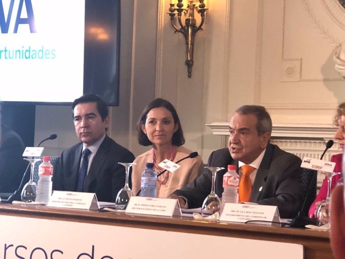La ministra de industria, María Reyes Maroto y el CEO de BBVA, Carlos Torres
