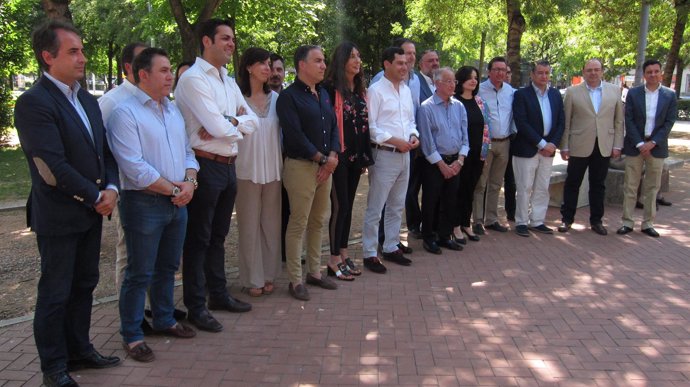 Juanma Moreno con representantes del Comité Territorial del PP andaluz