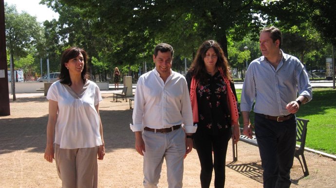 Juanma Moreno con Loles López, Adolfo Molina y María Luisa Ceballos