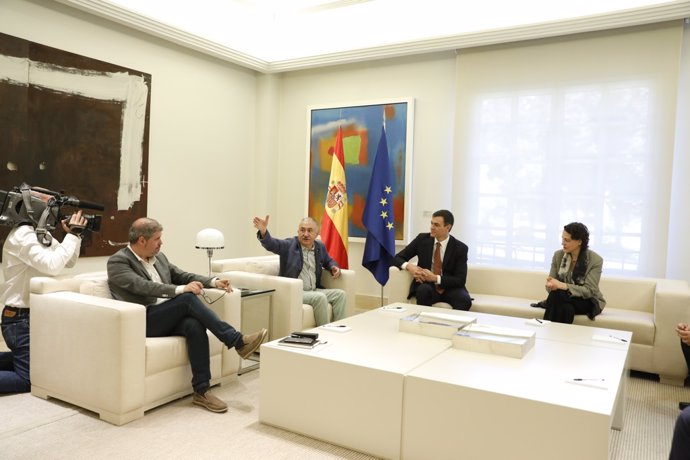Pedro Sánchez recibe a los agentes sociales en Moncloa