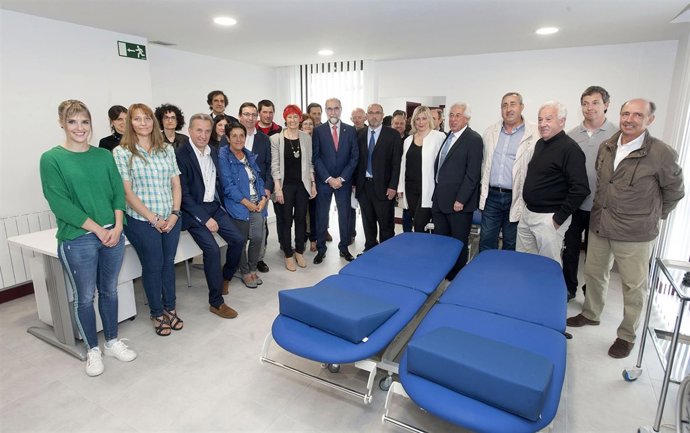 Domínguez con el personal del consultorio de Larraun.