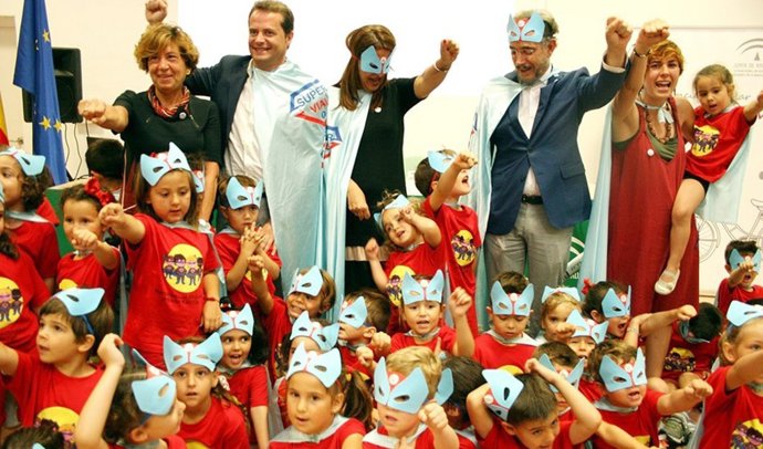 Gaya y López entregan los premios del concurso escoalr 'Ponte en marcha'