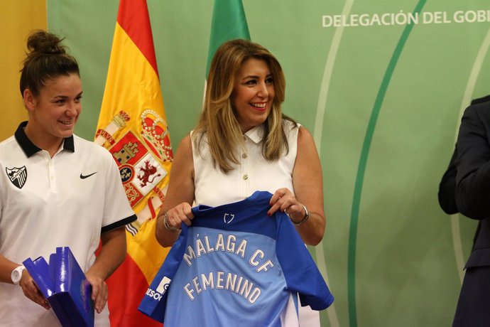 Susana Díaz recibe una camiseta del Málaga CF femenino