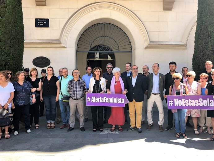 Minut de silenci a Badalona:consellera Ester Capella,alcaldessa Dolors Sabater