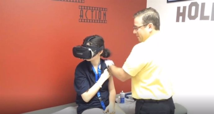 Casco de realidad virtual para disminuir el miedo de los niños a las agujas