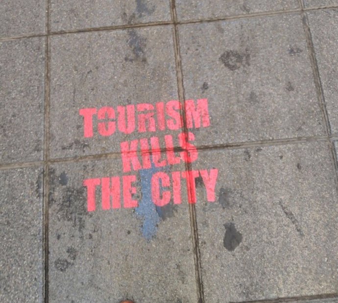 Pintadas contra el turismo en el suelo de una calle de Palma