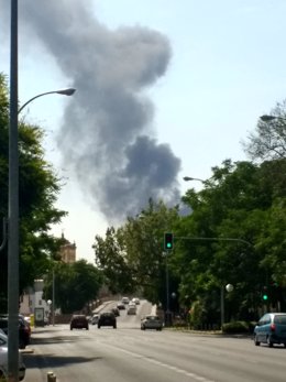Columna de humo generada por un incendio en Camas