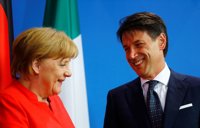 Merkel promete a Conte ayuda con la migración y propone gestionar las solicitudes de asilo desde Libia